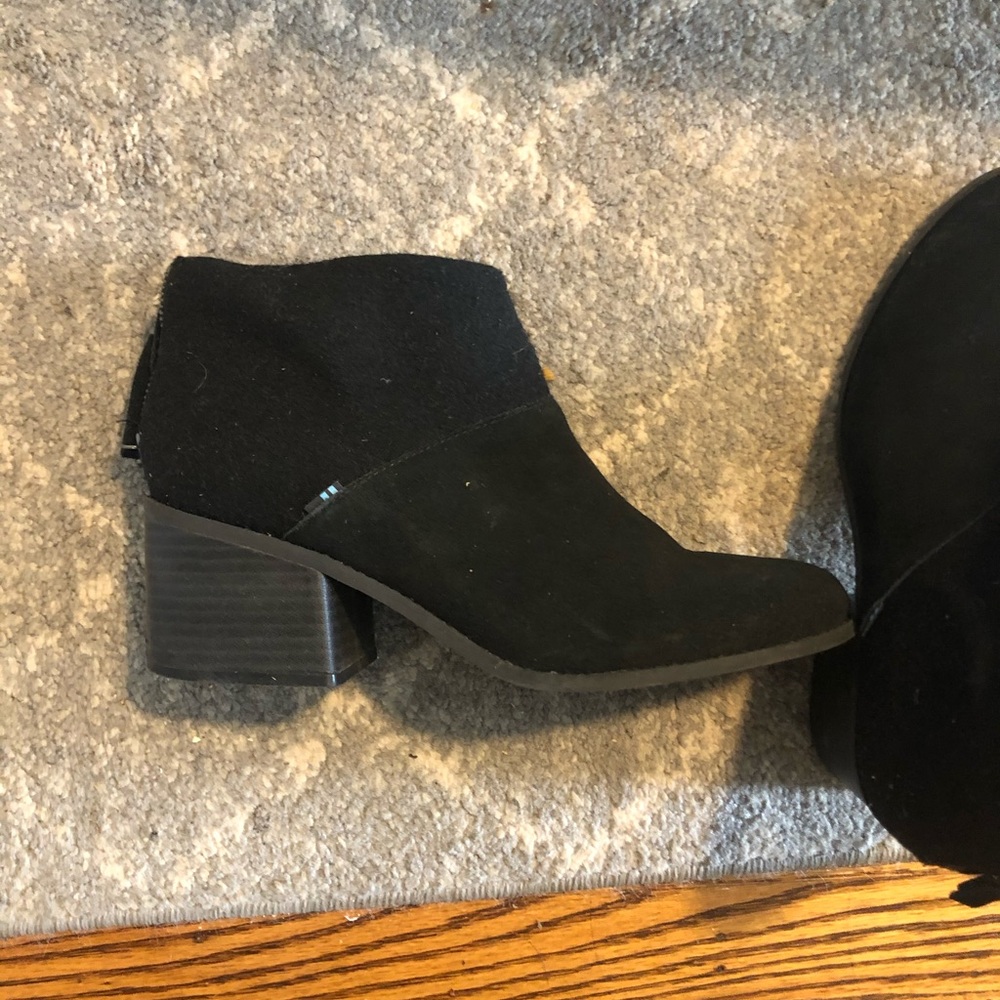 Tom’s black boots